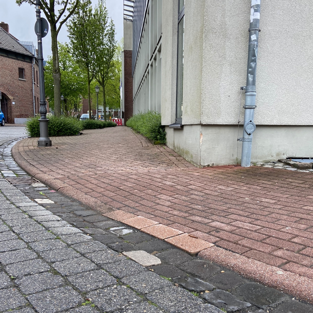 abgesenkter Bordstein Altes Rathaus