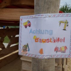 Gemaltes Baustellenschild