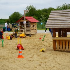 Das Außengelände mit Sandkasten