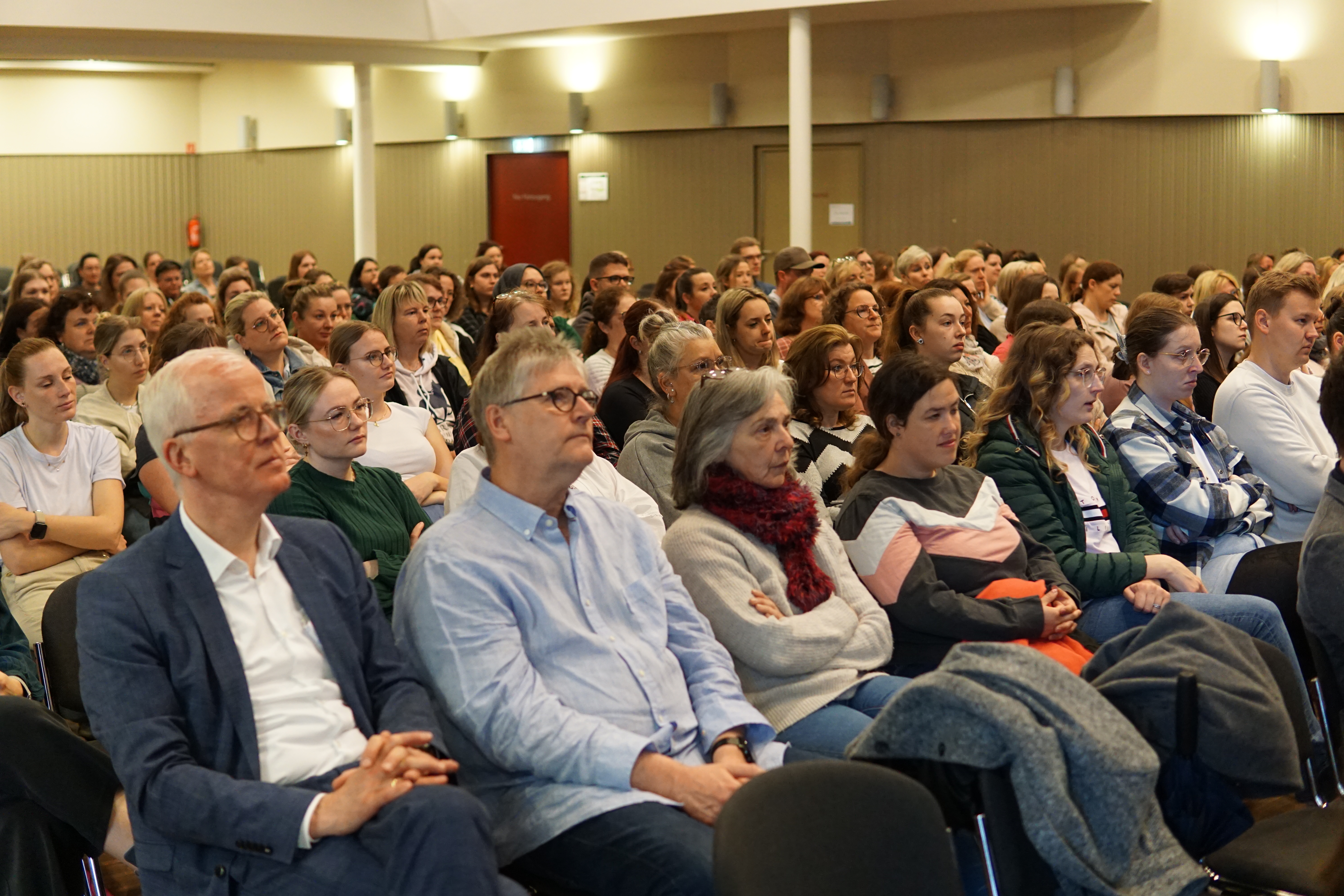 Rund 180 Kita-Mitarbeitende sowie Dr. Hans-Heiner Gotzen und Ralf Schwarzenberg beim Fachtag "Inklusion"