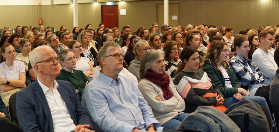 Rund 180 Kita-Mitarbeitende sowie Dr. Hans-Heiner Gotzen und Ralf Schwarzenberg beim Fachtag "Inklusion"