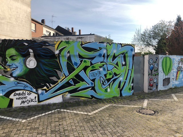 besprayte Wand mit Gesicht einer Frau