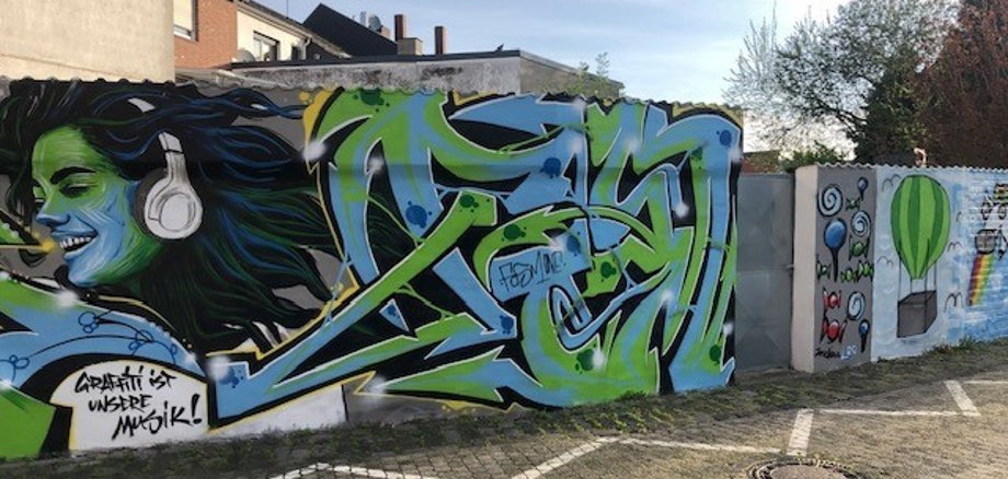 besprayte Wand mit Gesicht einer Frau