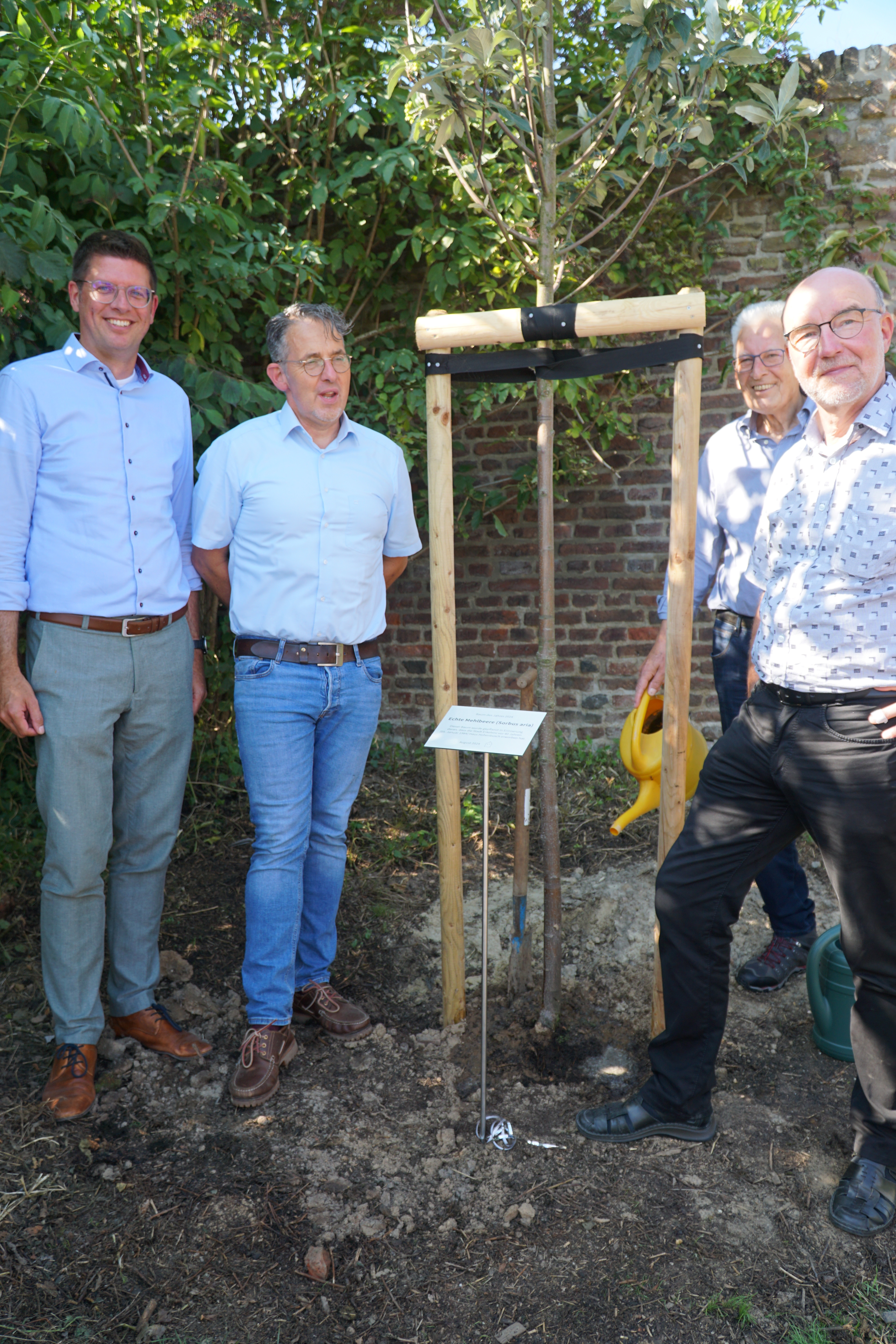 Gruppenbild am Baum des Jahres