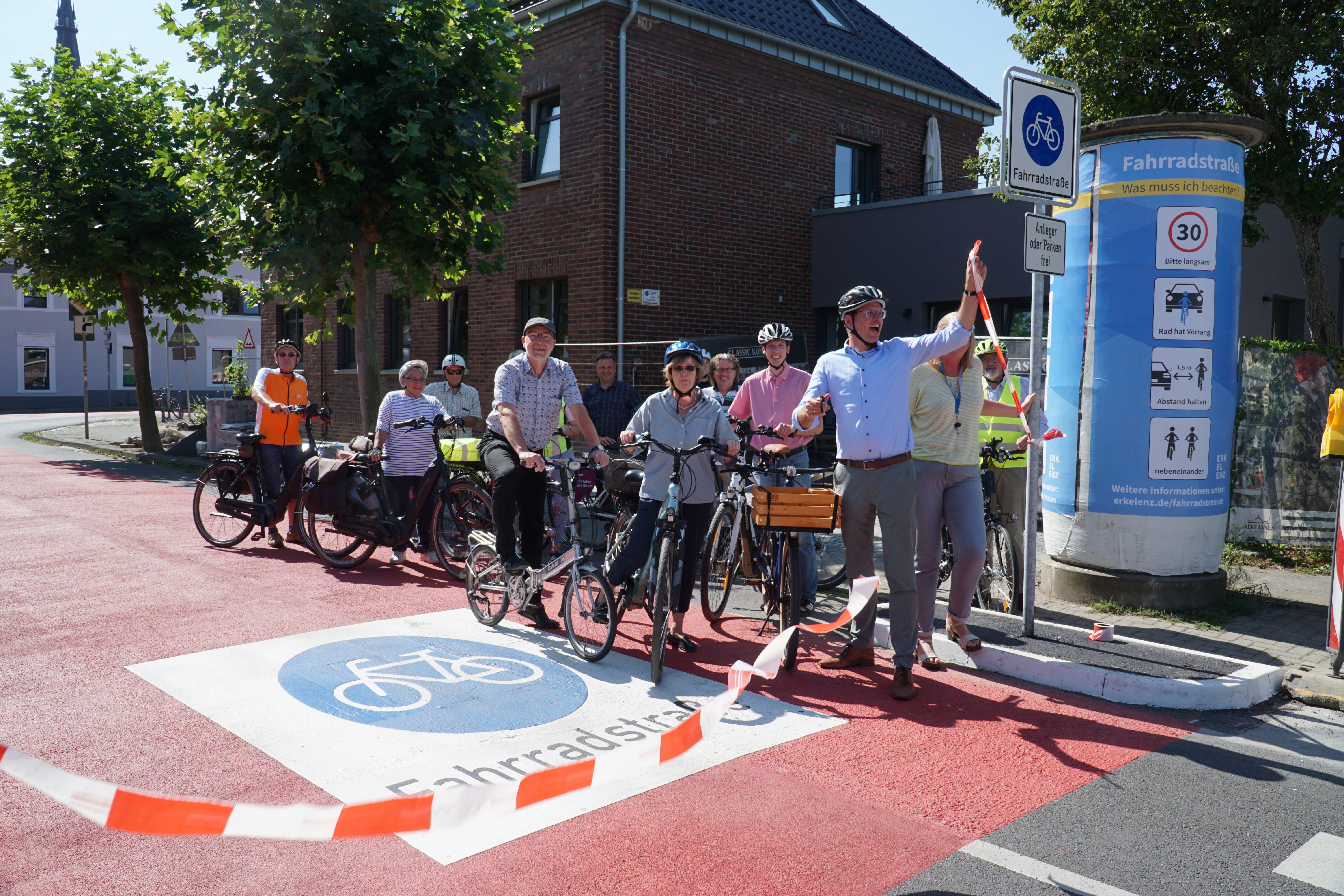 Vertretungen aus Politik, Vereinen und Verwaltung kamen zur offiziellen Eröffnung der Fahrradstraße und erradelten diese anschließend gemeinsam mit Bürgermeister Stephan Muckel.