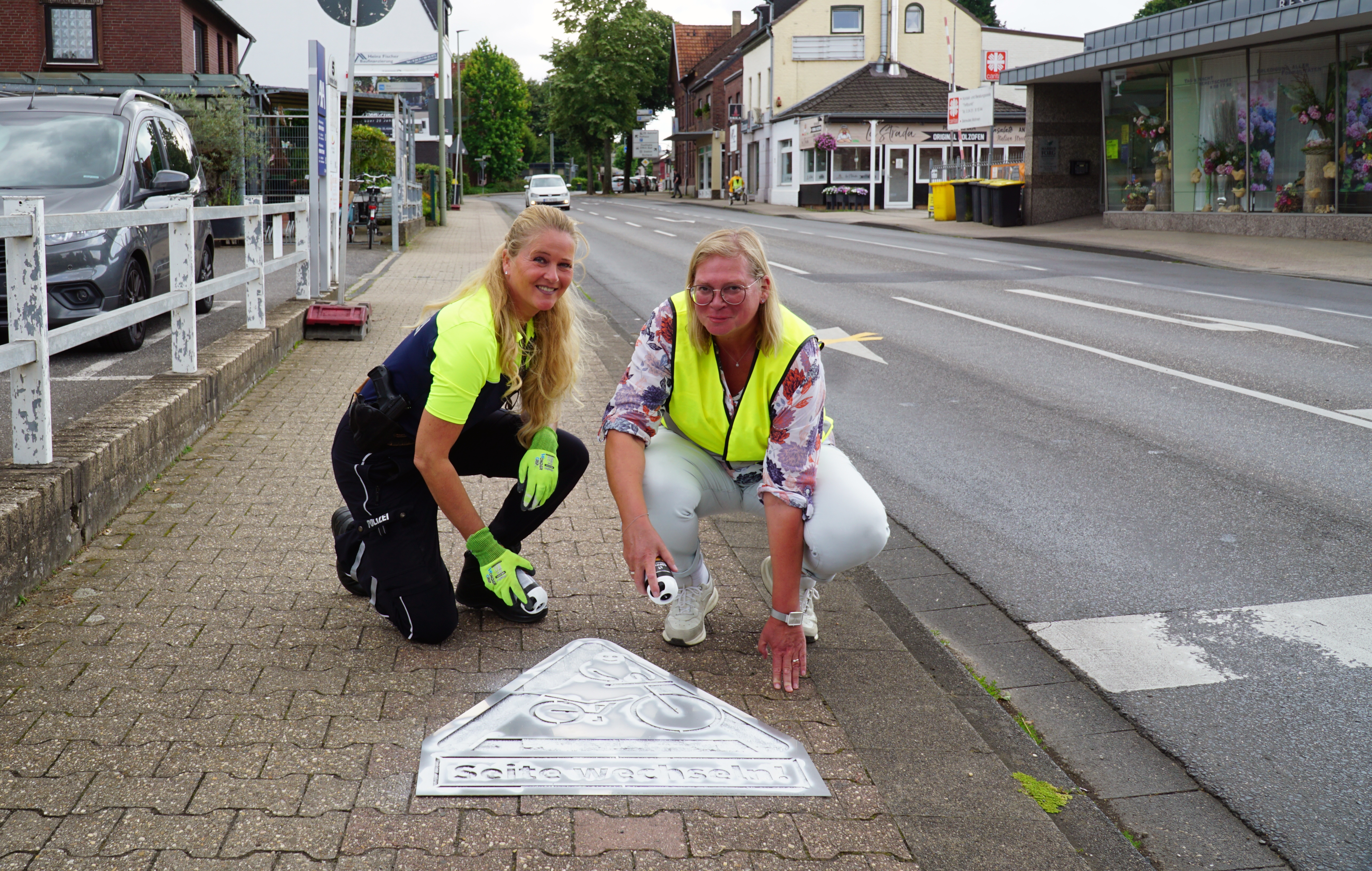 Tanja Eckers, Verkehrssicherheitsberaterin im Kreis Heinsberg (links) und Mobilitätsmanagerin Nicole Stoffels von der Stadt Erkelenz.