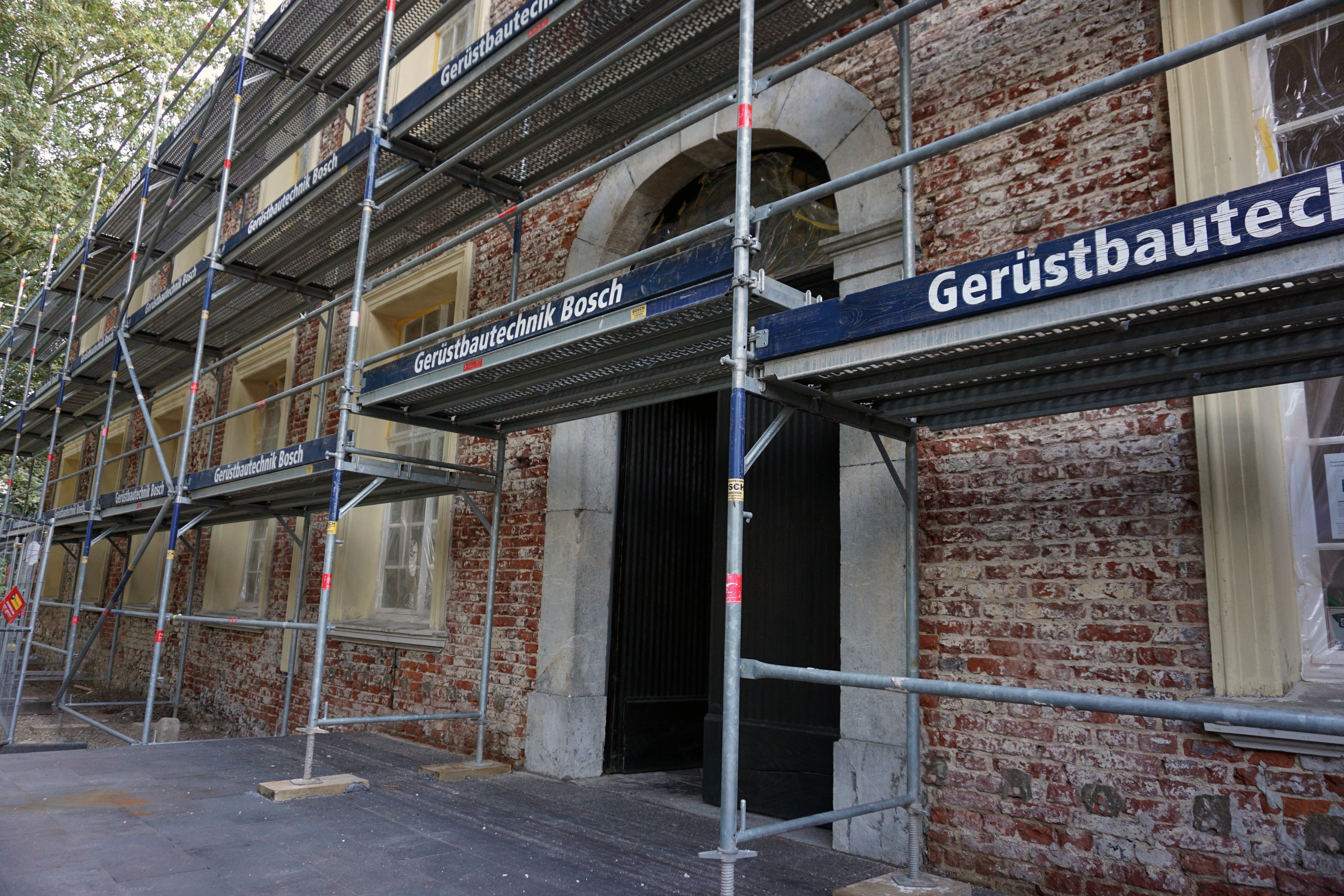 freigelegte Fassade des Herrenhauses