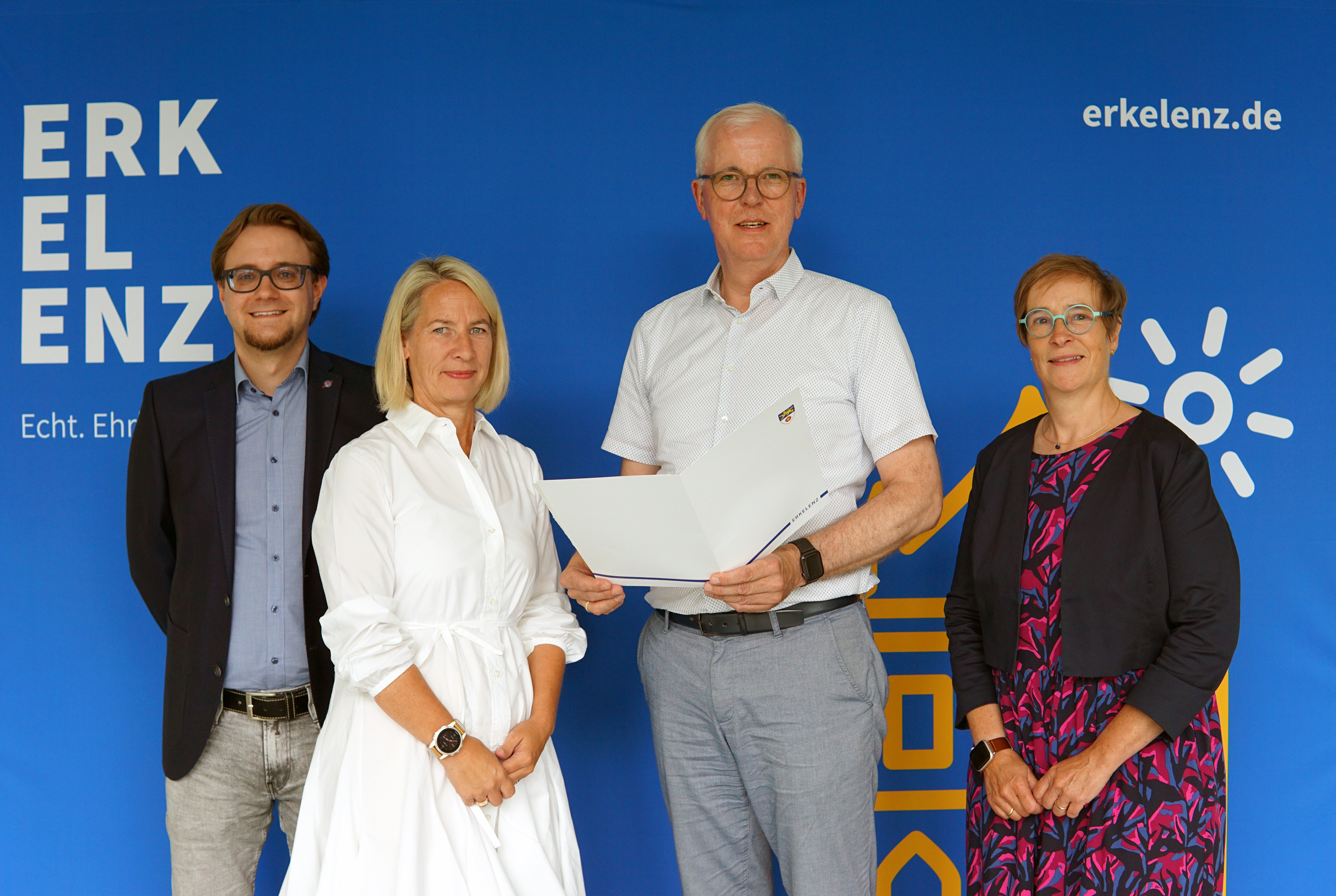 Gruppenfoto mit Urkundenübergabe