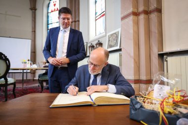 Belgischer Botschafter schreibt ins Goldene Buch