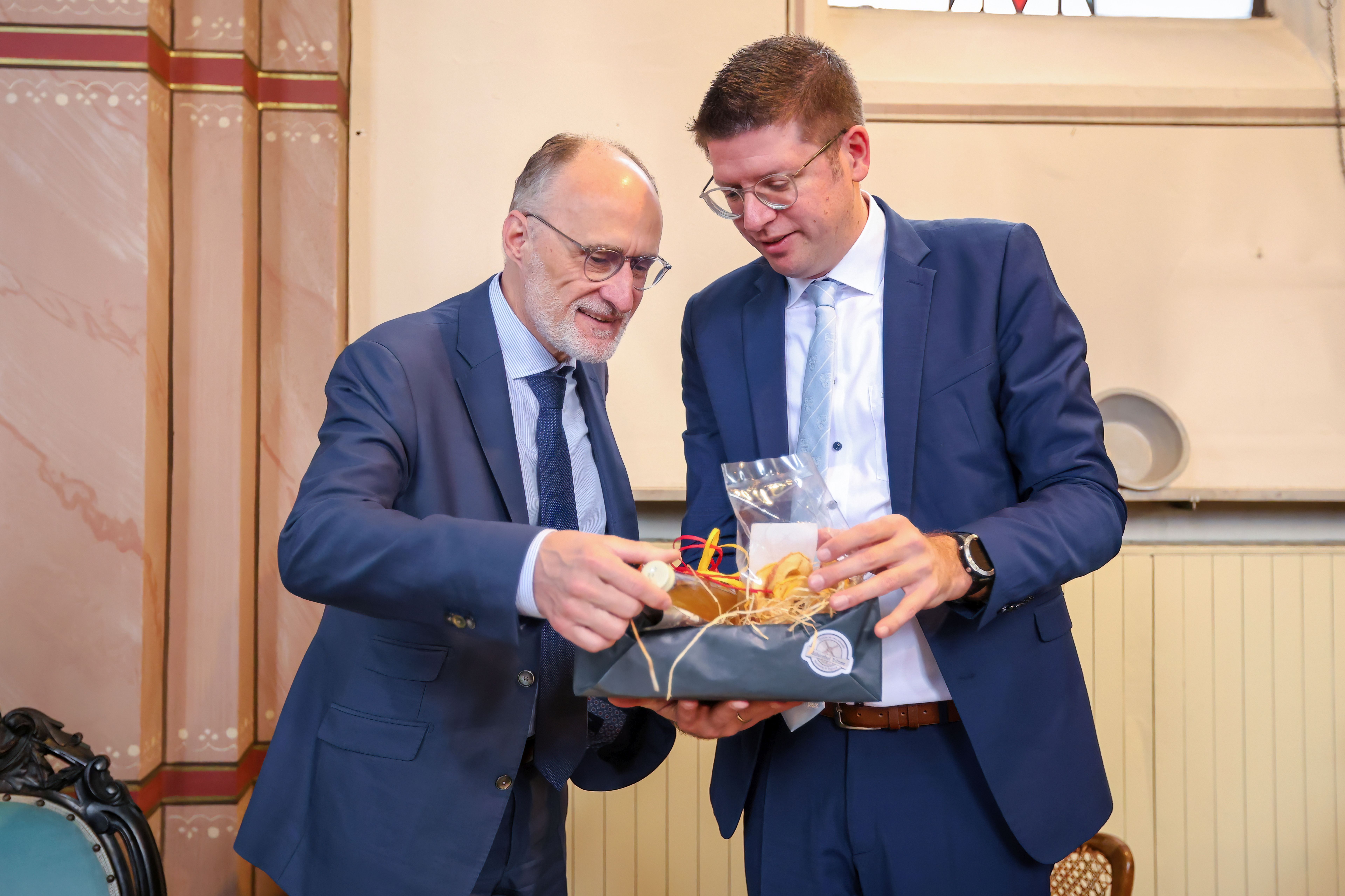 Bürgermeister überreicht Präsentekorb