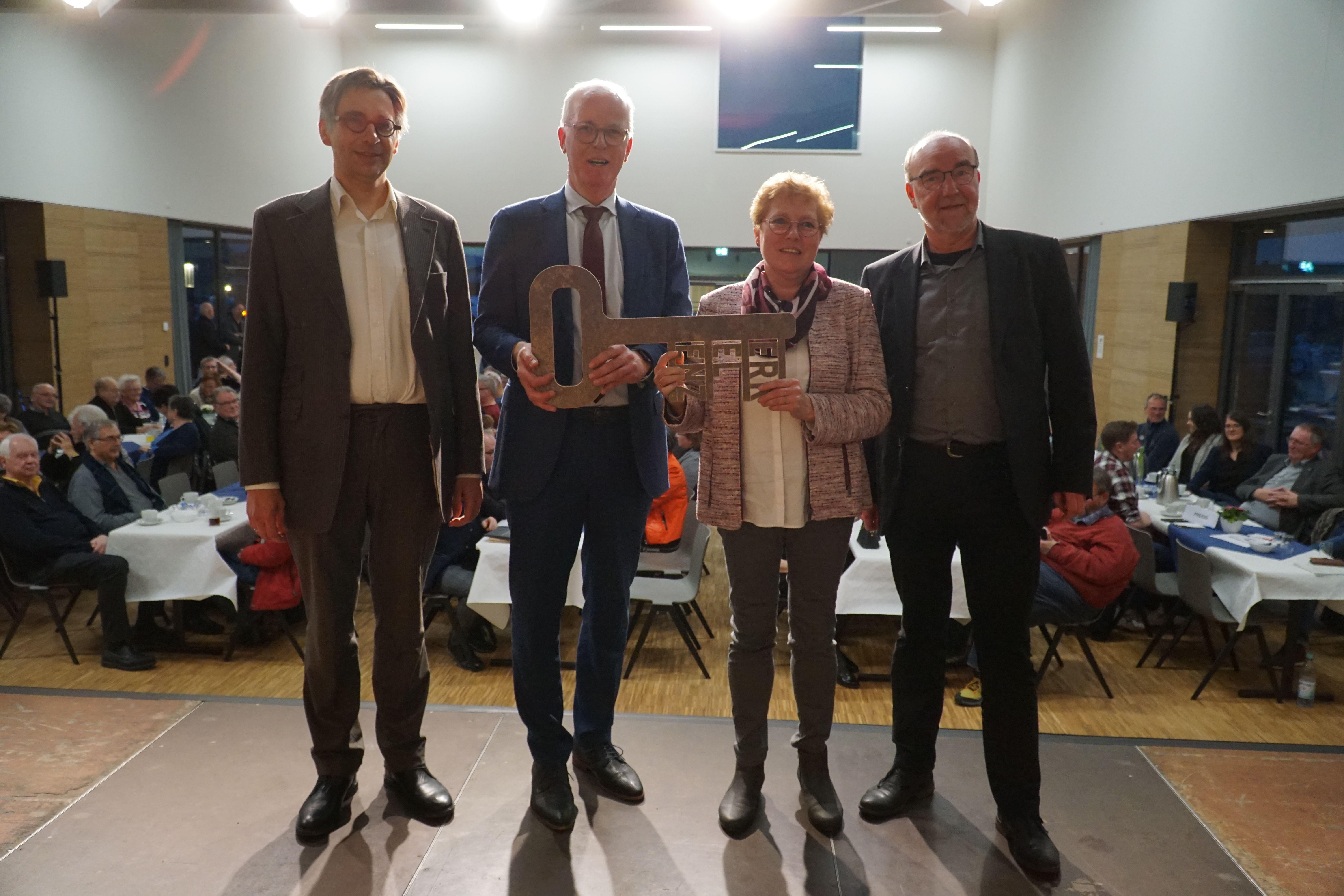 symbolische Schlüsselübergabe an die Vorsitzende der Dorfgemeinschaft