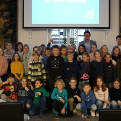 Gruppenfoto im Alten Rathaus: Klasse 5a und 5b des Cornelius-Burgh-Gymnasiums