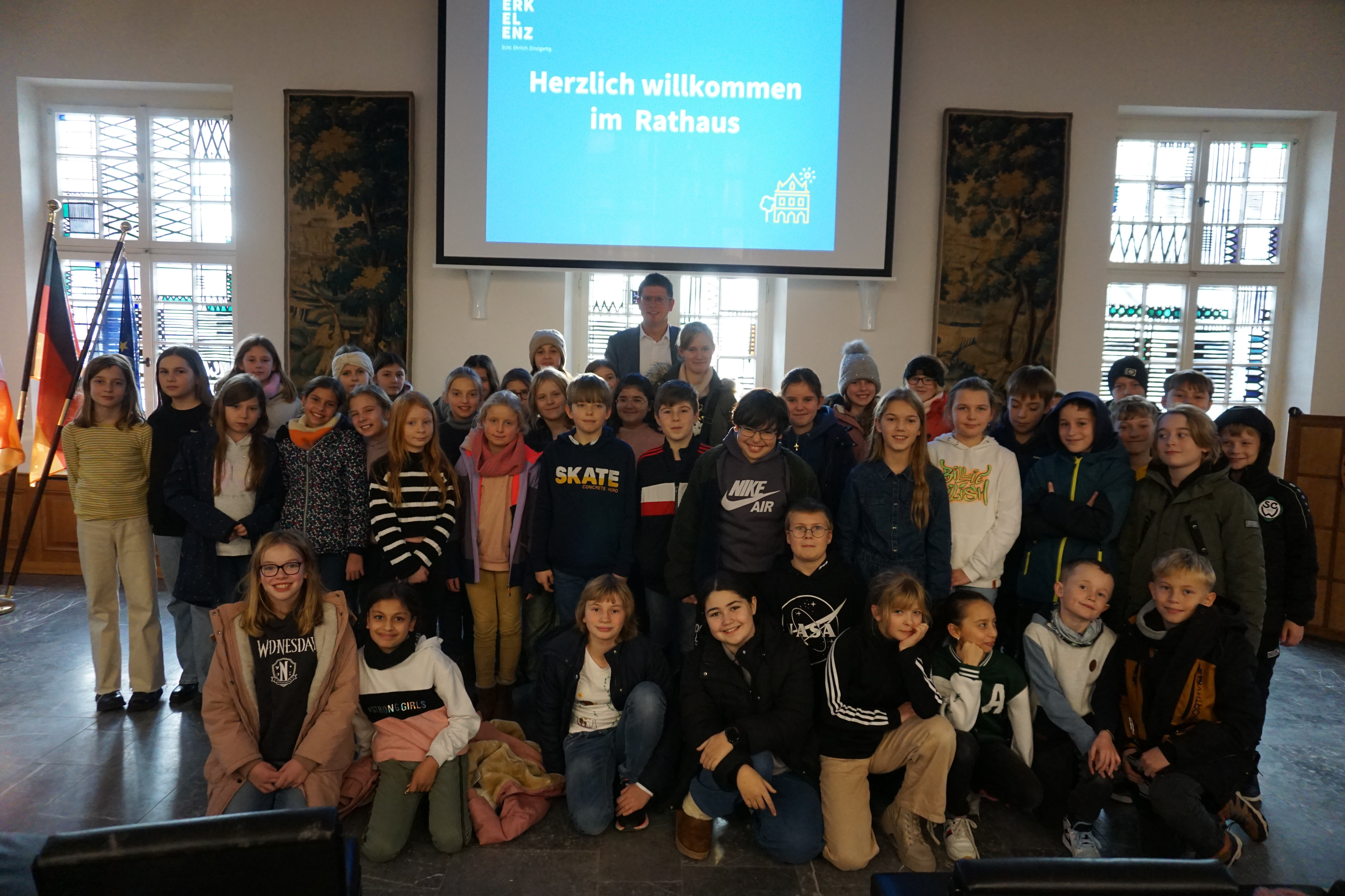 Gruppenfoto im Alten Rathaus: Klasse 5d und 5e des Cornelius-Burgh-Gymnasiums