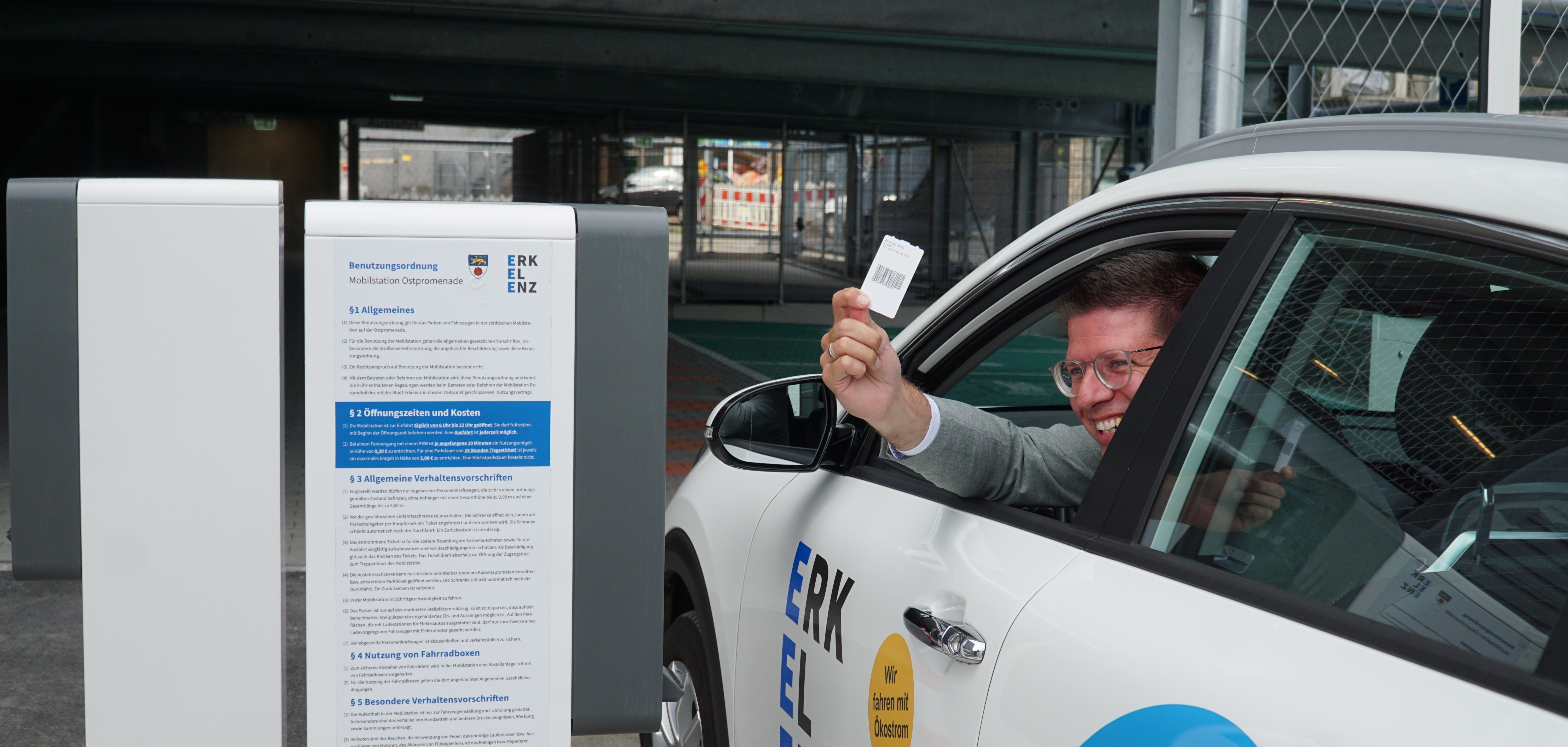 Bürgermeister Stephan Muckel zog das erste Parkticket und eröffnete damit die Parkebenen der Mobilstation an der Ostpromenade.