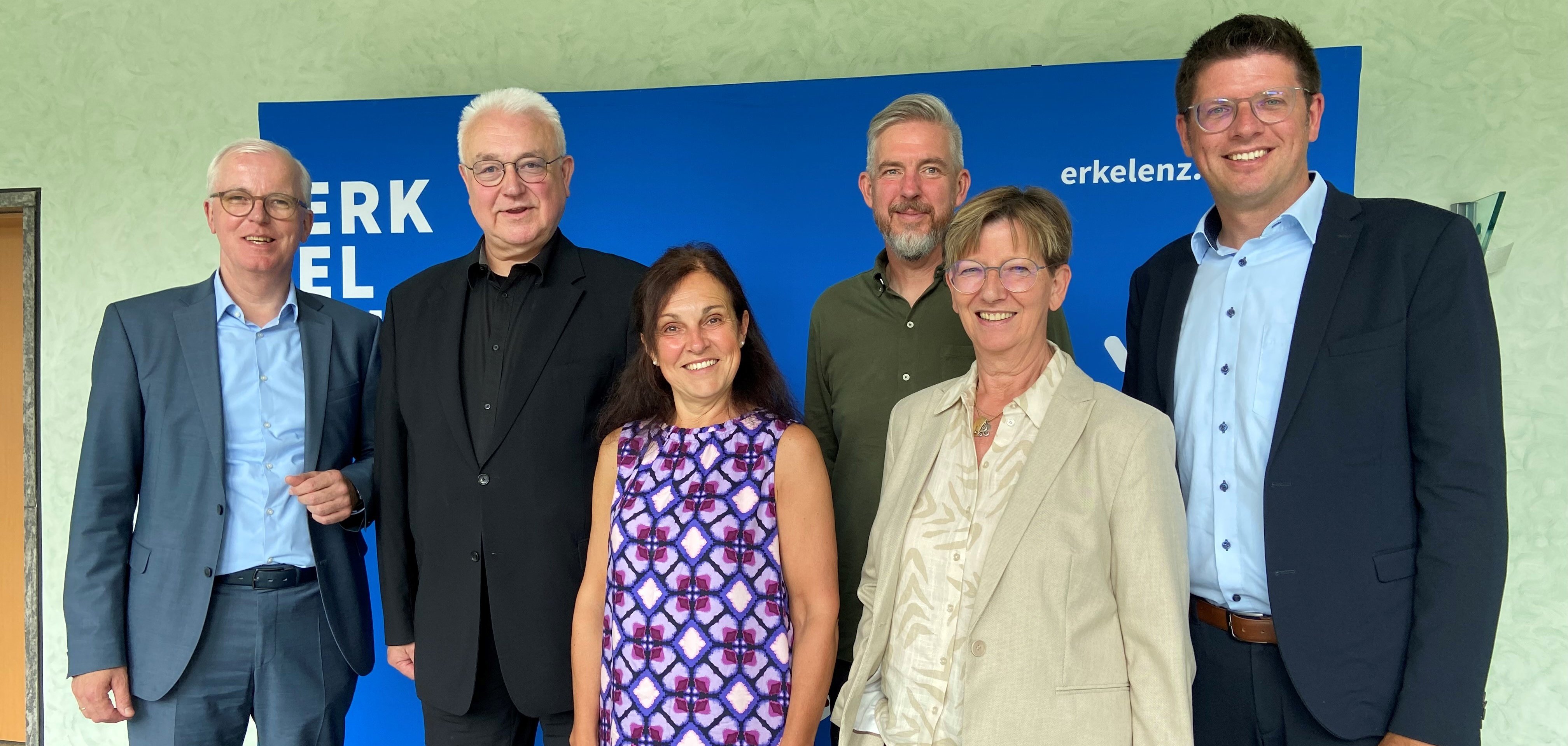 Von links: Dezernent Dr. Hans-Heiner Gotzen, Heinrich Sagorny (ehemals Schiedsperson Bezirk II), Angelika Adleff (neue Schiedsperson Bezirk II), Dr. Stefan Meuters (stellvertretender Direktor des Amtsgerichts Erkelenz), Claudia Wendland (Sachbearbeitung Schiedsangelegenheiten beim AG Erkelenz) und Bürgermeister Stephan Muckel