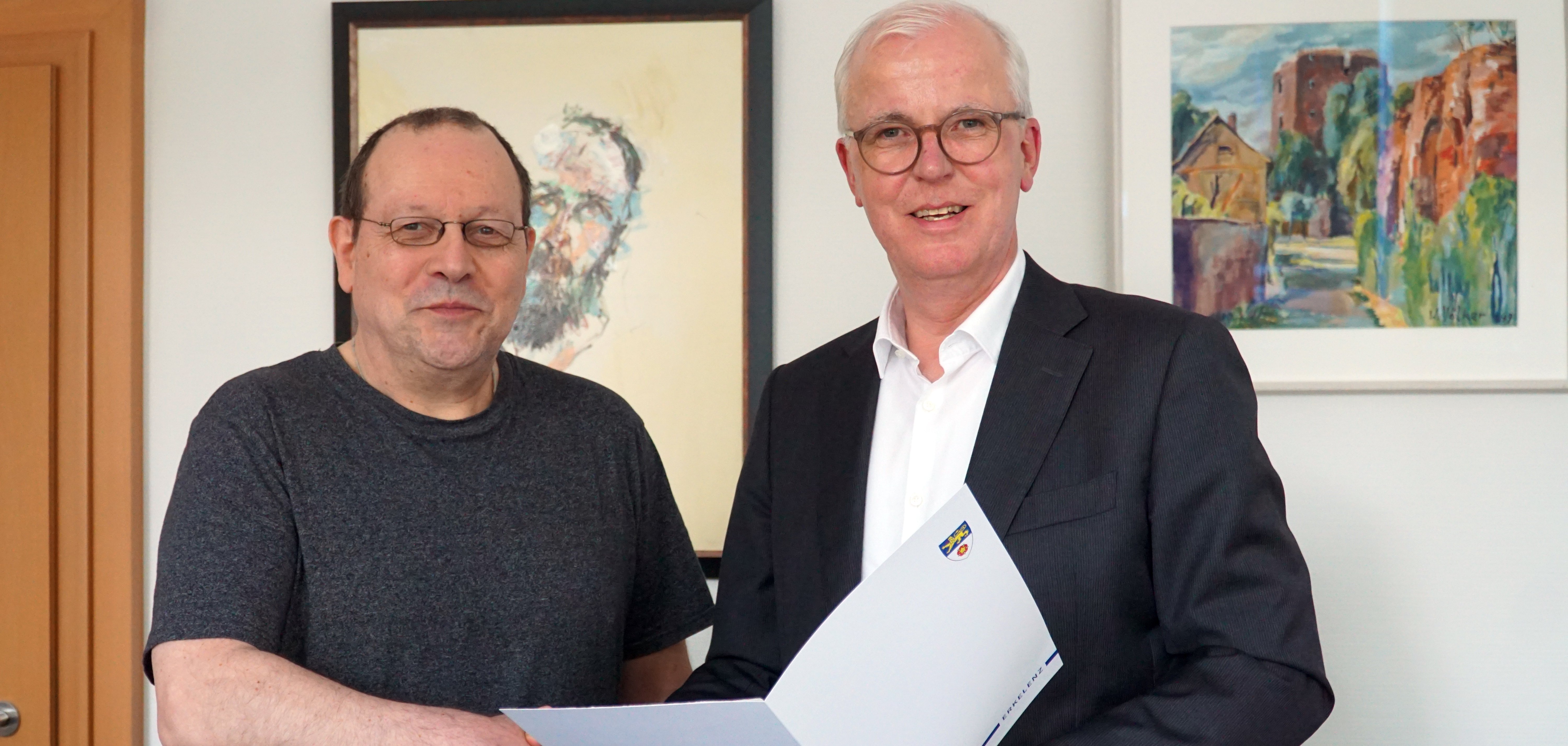 Andreas Priesterath erhält eine Urkunde