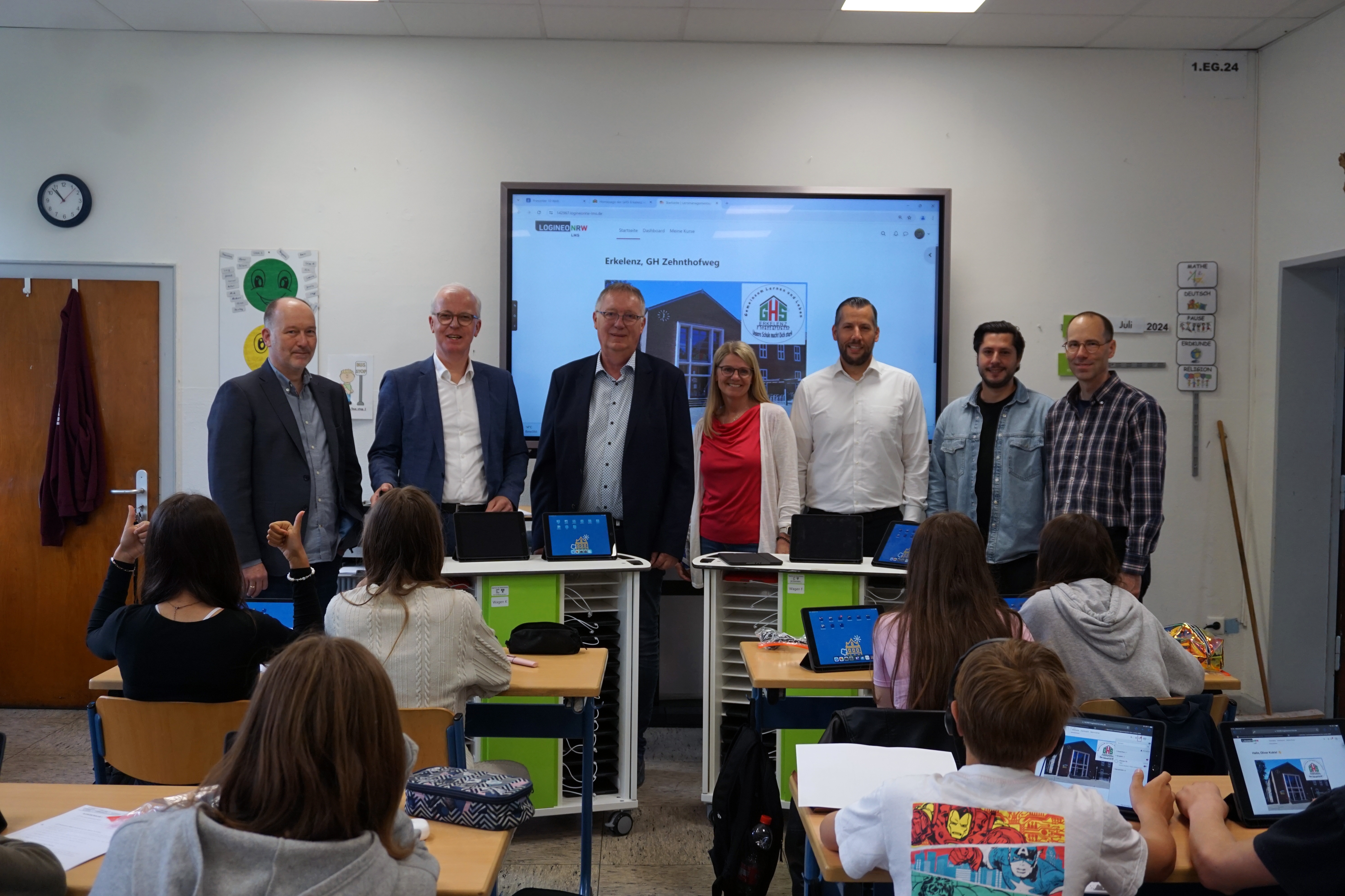 Gruppenfoto mit Tablets in einem Klassenraum
