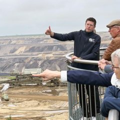 Bürgermeister Stephan Muckel und Gruppe aus Bad Windsheim am Tagebau-Aussichtspunkt.