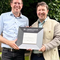Übergabe eines Geschenks an Bürgermeister Stephan Muckel