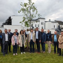 Gruppenfoto nach Baumpflanzung auf dem Vorplatz der Musikschule des Kreises Heinsberg.