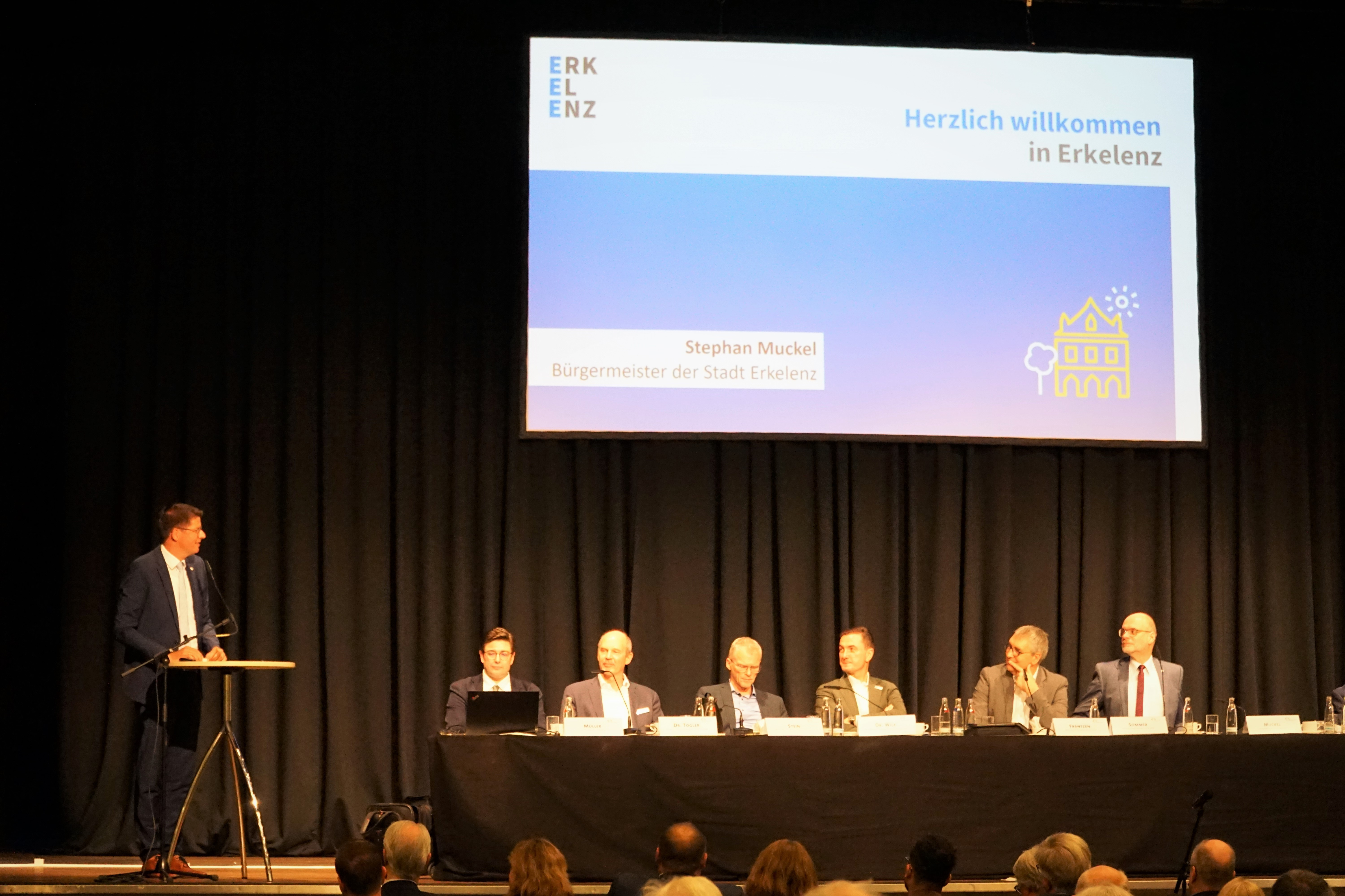 AG des Städte- und Gemeindebundes NRW für den Regierungsbezirk Köln tagte in Erkelenz; Bürgermeister Stephan Muckel am Rednerpult