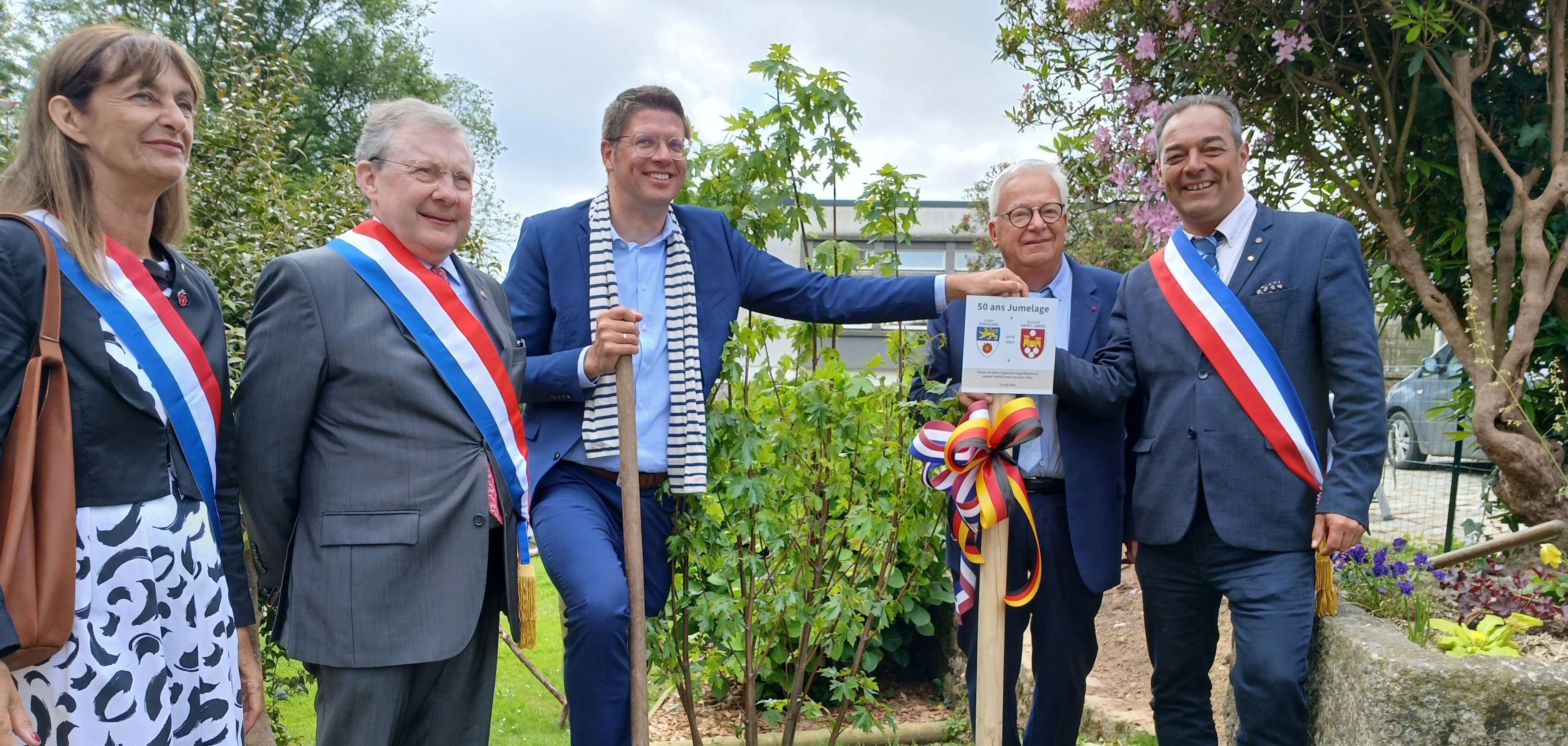 Baumpflanzung anlässlich des Städtepartnerschaftsjubiläums am Rathaus in Saint-James.