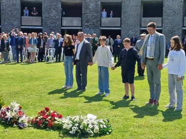 Kranzniederlegung auf dem deutschen Soldatenfriedhof