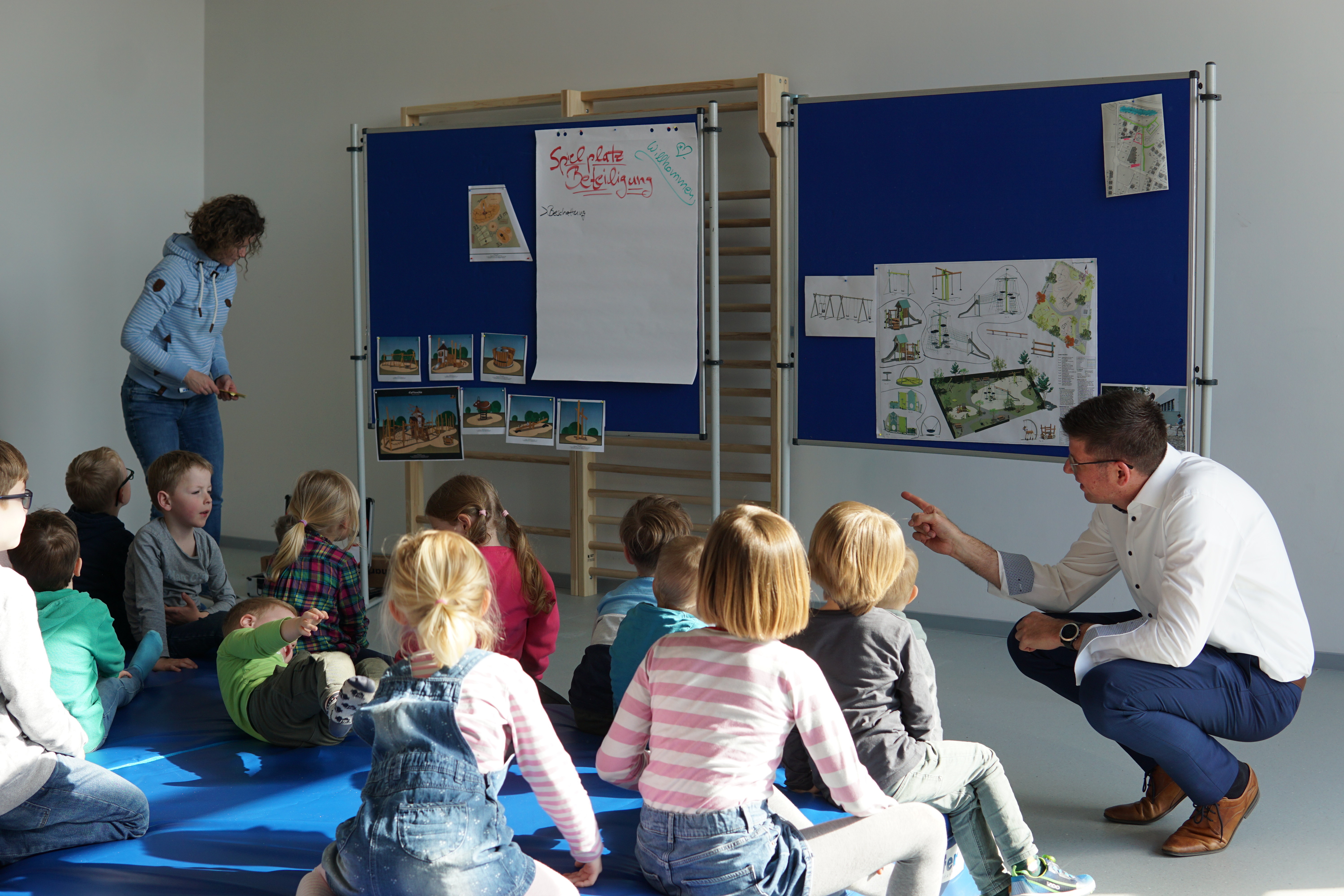 Bürgermeister mit Kindern im Gespräch