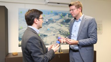 Bürgermeister Stephan Muckel in der Zentrale des Helmholtz-Cluster für Wasserstoff (HC-H2)