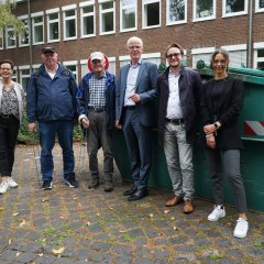 Von links: Koordinatorin Friederike Grates, die ehrenamtlichen Müllsammler Gerd Sieberichs und Heinz Dickert, Erster Beigeordneter Dr. Hans-Heiner Gotzen, Thomas Steinbusch vom Ordnungsamt und Greta Thiery von der Firma Drekopf vor einem gut gefüllten Container mit Müll, der rund um den Dreck-weg-Tag im Stadtgebiet gesammelt wurde.