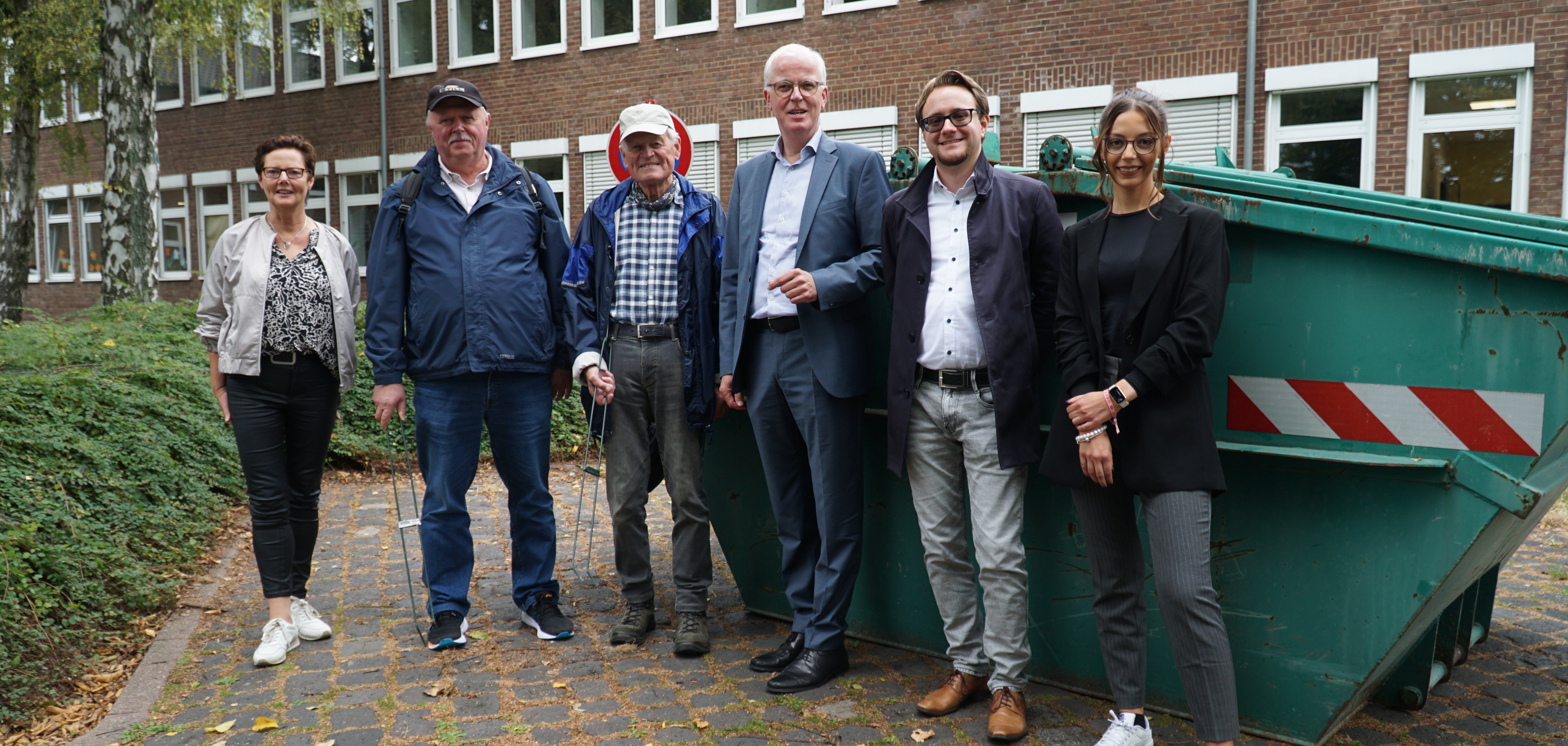 Von links: Koordinatorin Friederike Grates, die ehrenamtlichen Müllsammler Gerd Sieberichs und Heinz Dickert, Erster Beigeordneter Dr. Hans-Heiner Gotzen, Thomas Steinbusch vom Ordnungsamt und Greta Thiery von der Firma Drekopf vor einem gut gefüllten Container mit Müll, der rund um den Dreck-weg-Tag im Stadtgebiet gesammelt wurde.