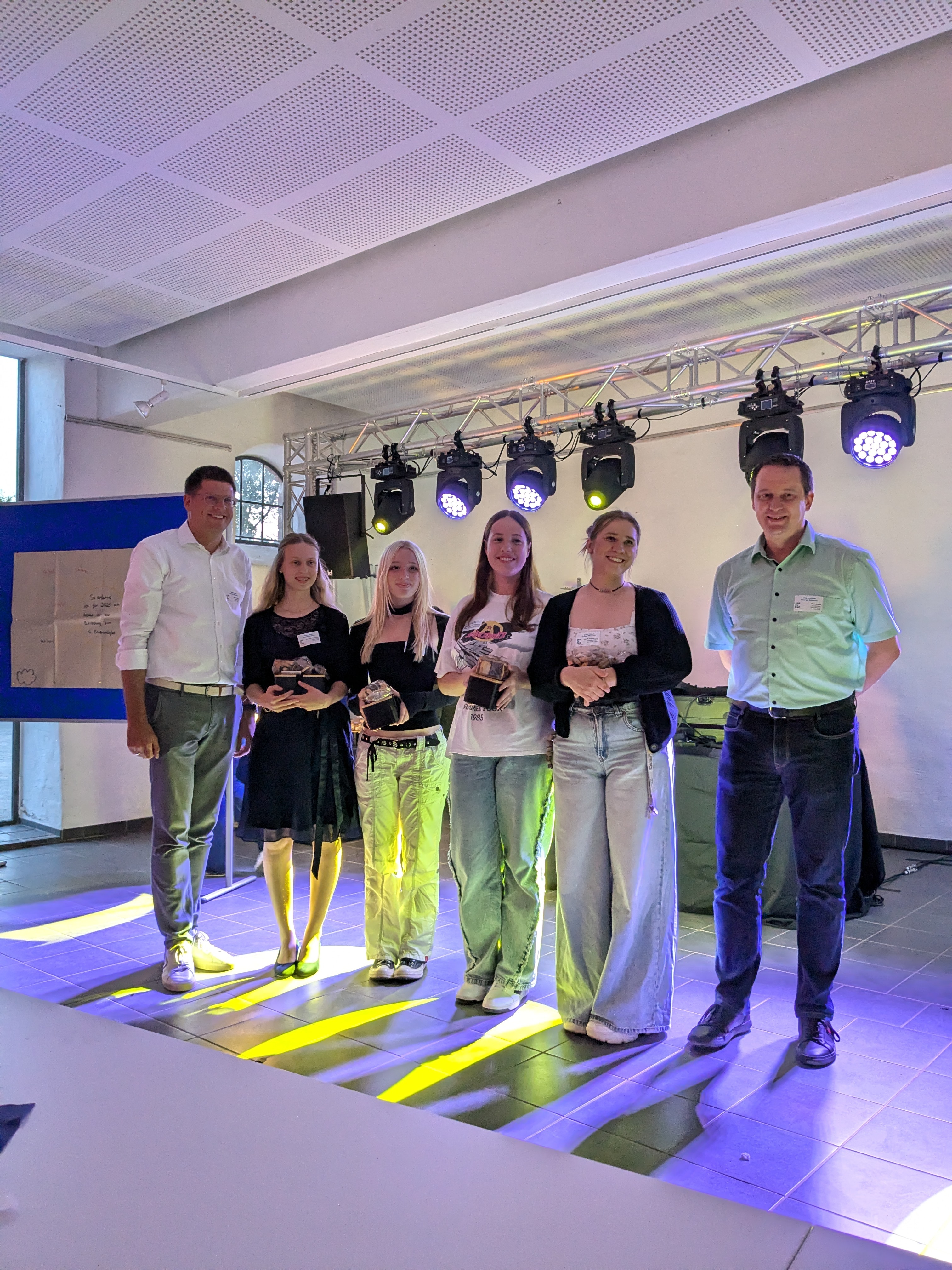 Im offiziellen Teil des Ehrenamtsfestes würdigten Bürgermeister Stephan Muckel und Michael Wirtz, stellvertretender Leiter des Amtes für Kinder, Jugend, Familie und Soziales, das Engagement der Jugendlichen.