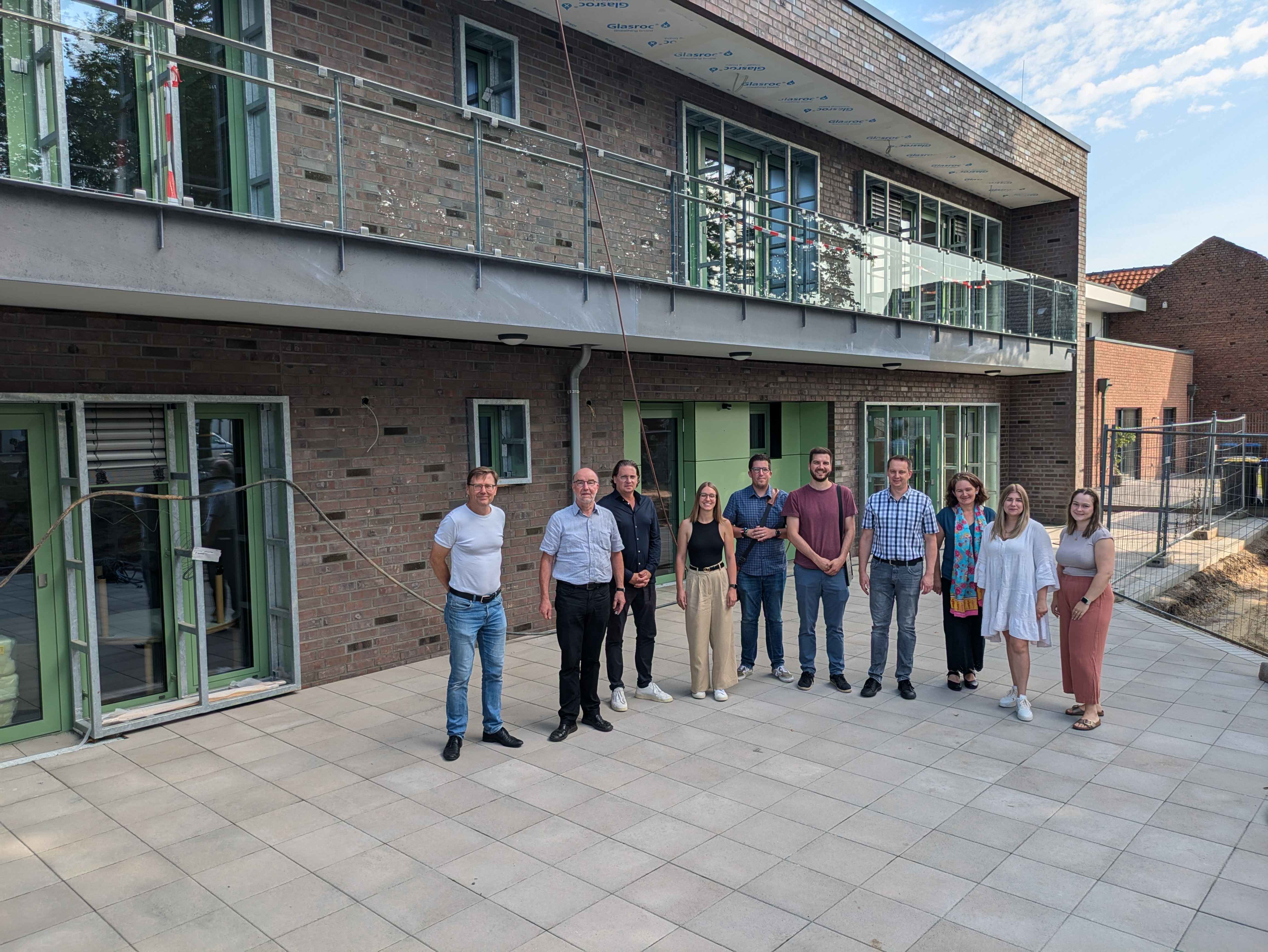 Die Terrasse an der Rückseite der neuen Kita in Kückhoven ist bereits begehbar. Das weitere Außengelände samt Matschanlage wird in den kommenden Wochen fertiggestellt.