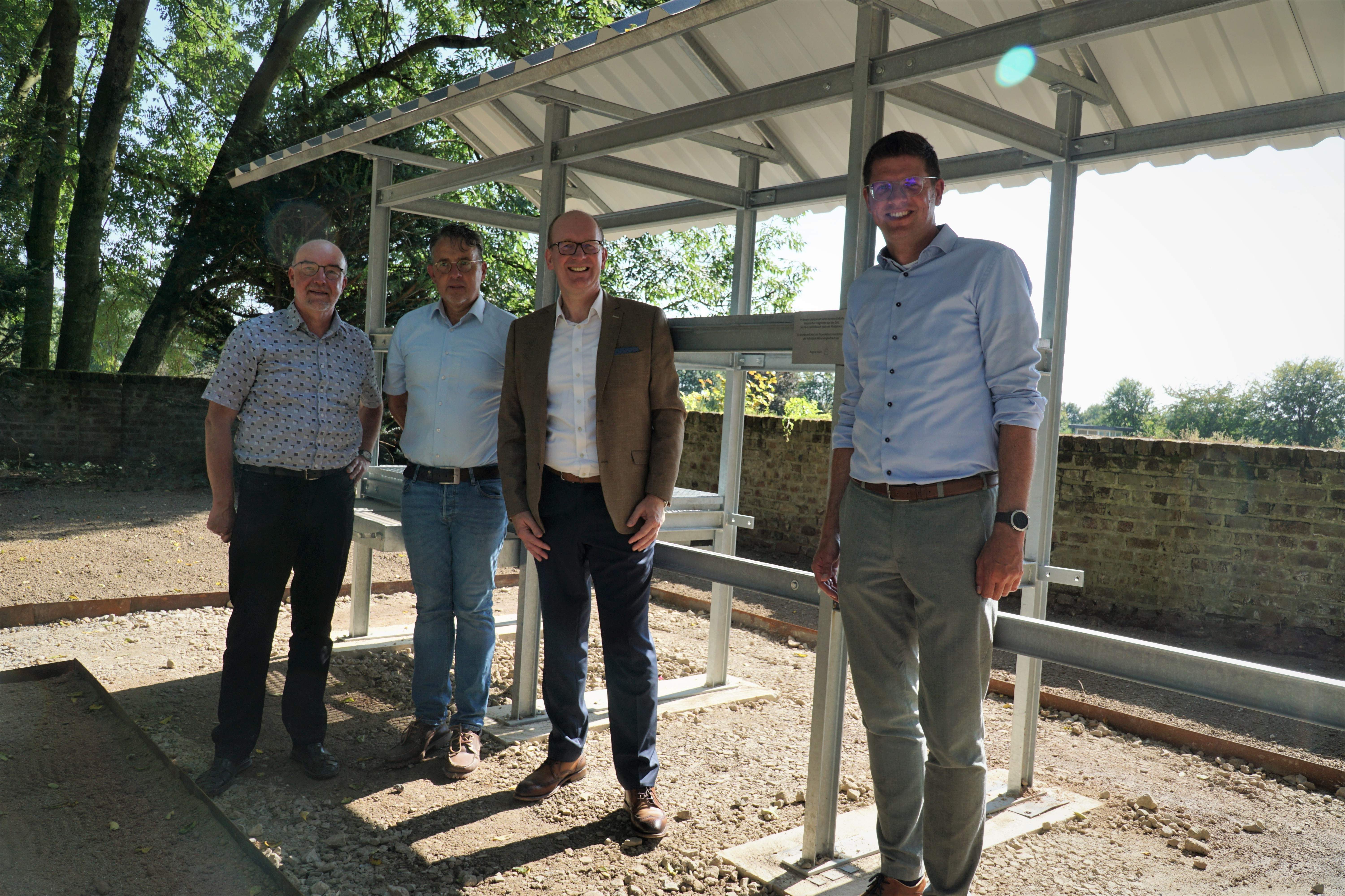Gruppenfoto vor dem Lapidarium