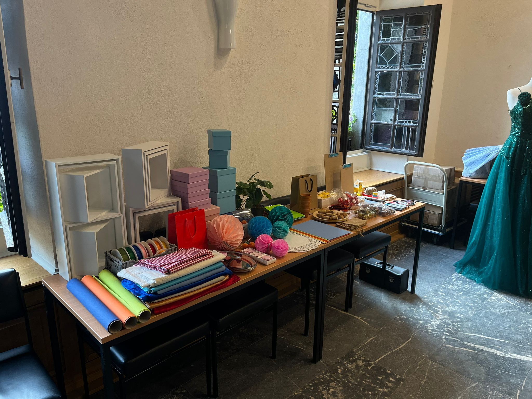 verschiedene Materialien für eine ansprechende Schaufenstergestaltung liegen auf einem Tisch