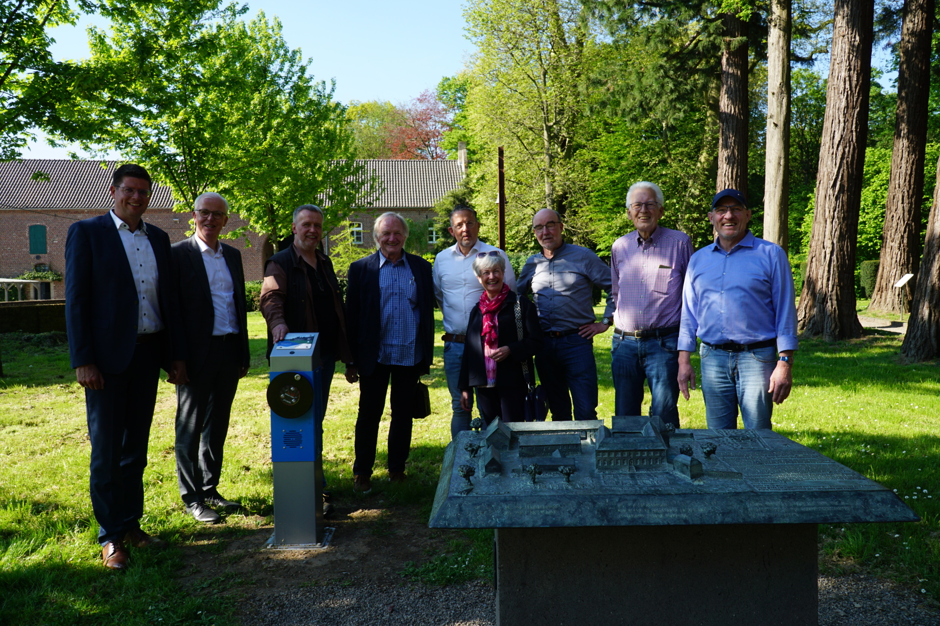 Vier Audiostationen bereichern nun das vielfältige Angebot in Hohenbusch. Viele haben an der Umsetzung des Projektes mitgewirkt und das Ergebnis nun vorgestellt.