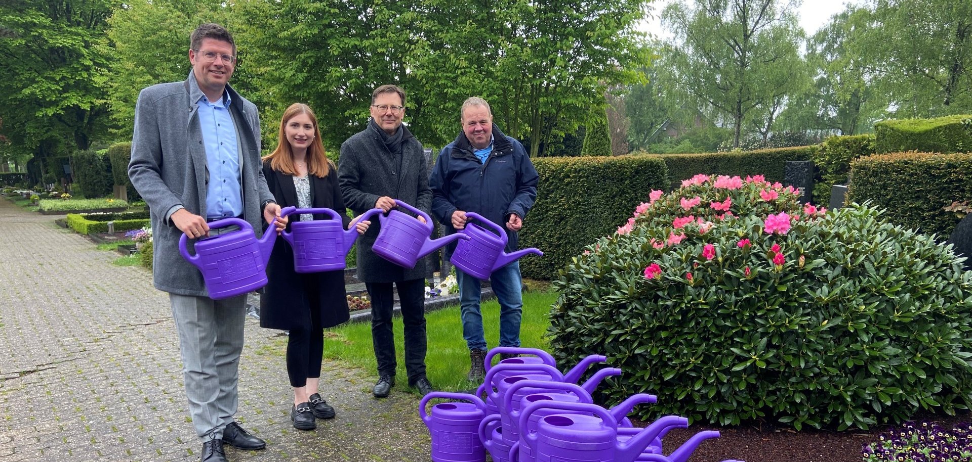 Gießkannenübergabe auf dem Friedhof