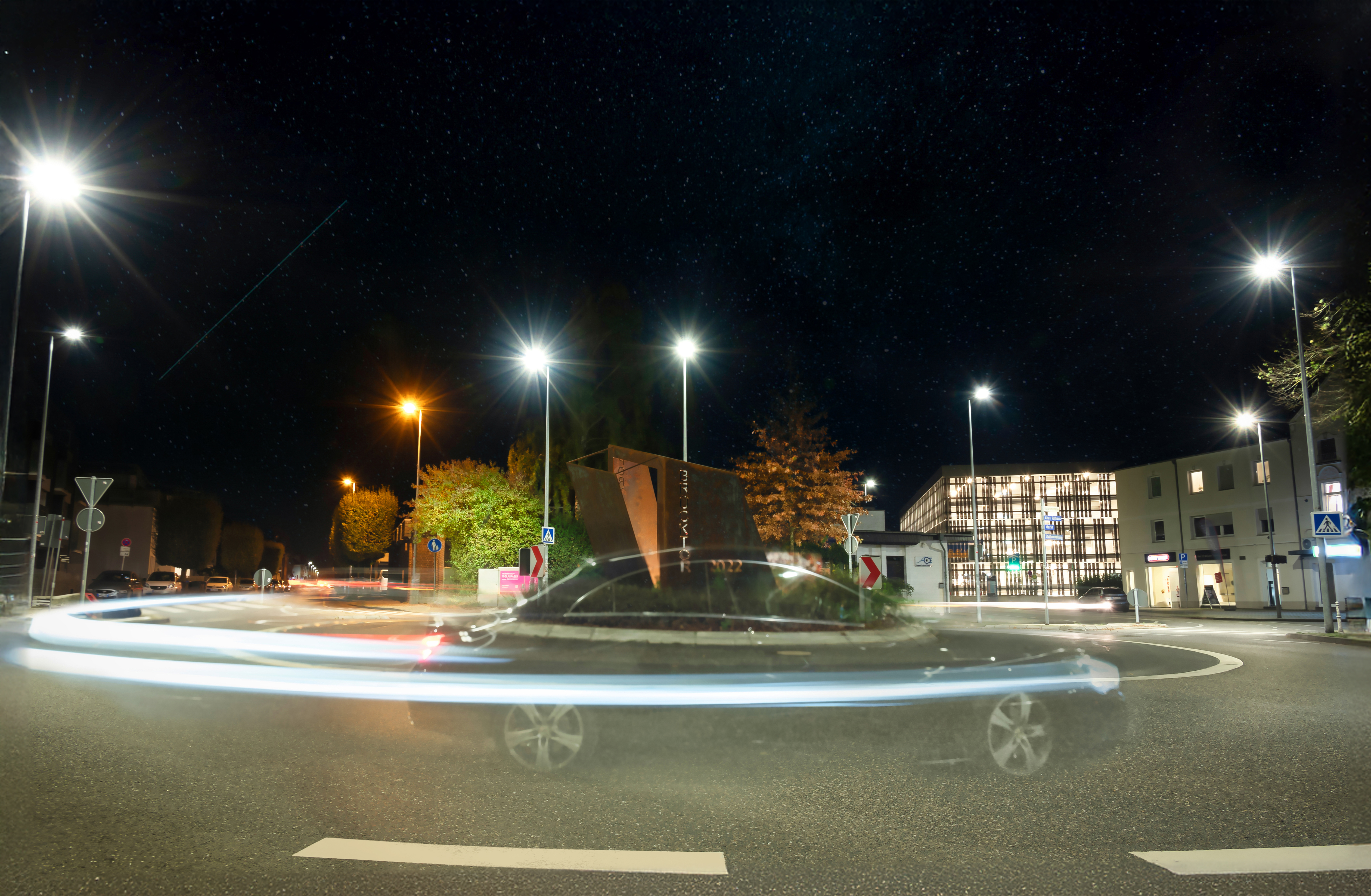 Auto am Kreisverkehr Brückstraße