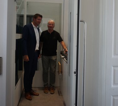 Testeten den Aufzug: Bürgermeister Stephan Muckel und der städtische Bauleiter Michael Pasch.