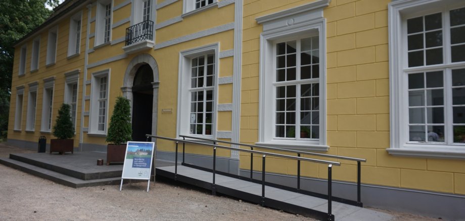 Die Natursteinrampe ermöglicht den Zugang über das Hauptportal des Herrenhauses.