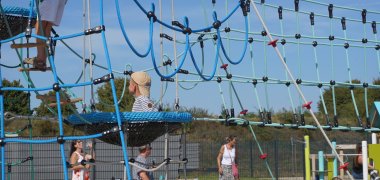 Kind auf Spielgerät "Vogelnest"