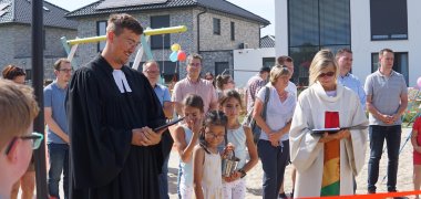 Pfarrer und Pastoralreferentin bei Einsegnung