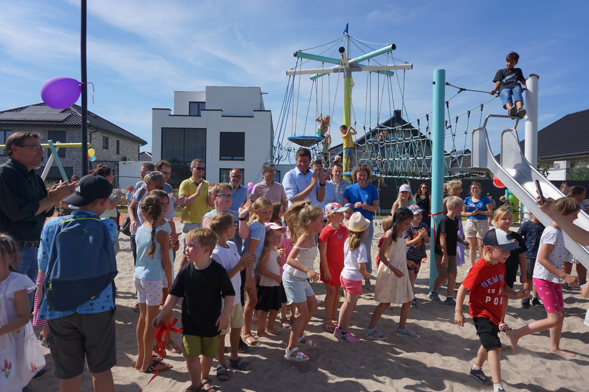 Bürgermeister hat rotes Band durchtrennt