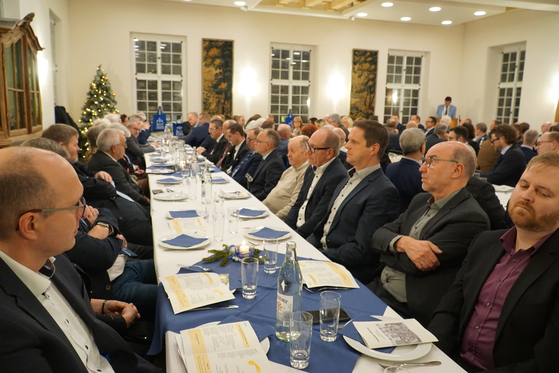 Das Schöffenessen ist für rund 140 Menschen aus Politik, Vereinen und Wirtschaft traditionell einer der letzten Termine im Jahr und dient dem Jahresrückblick und der Gelegenheit zum Austausch im Alten Rathaus.
