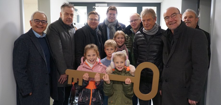 Die ersten Kinder ziehen dieser Tage mit ihren Familien in das neue Mehrfamilien-haus der GEE und kamen auch schon zur Feierstunde anlässlich der Fertigstellung. Bürgermeister Stephan Muckel, Architekt Josef Viethen und Bauleiter Georg No-wak freuten sich gemeinsam mit den GEE-Geschäftsführern Martin Fauck und Norbert Schmitz sowie mit Prokurist Thomas Rolfs und weiteren Beteiligten.