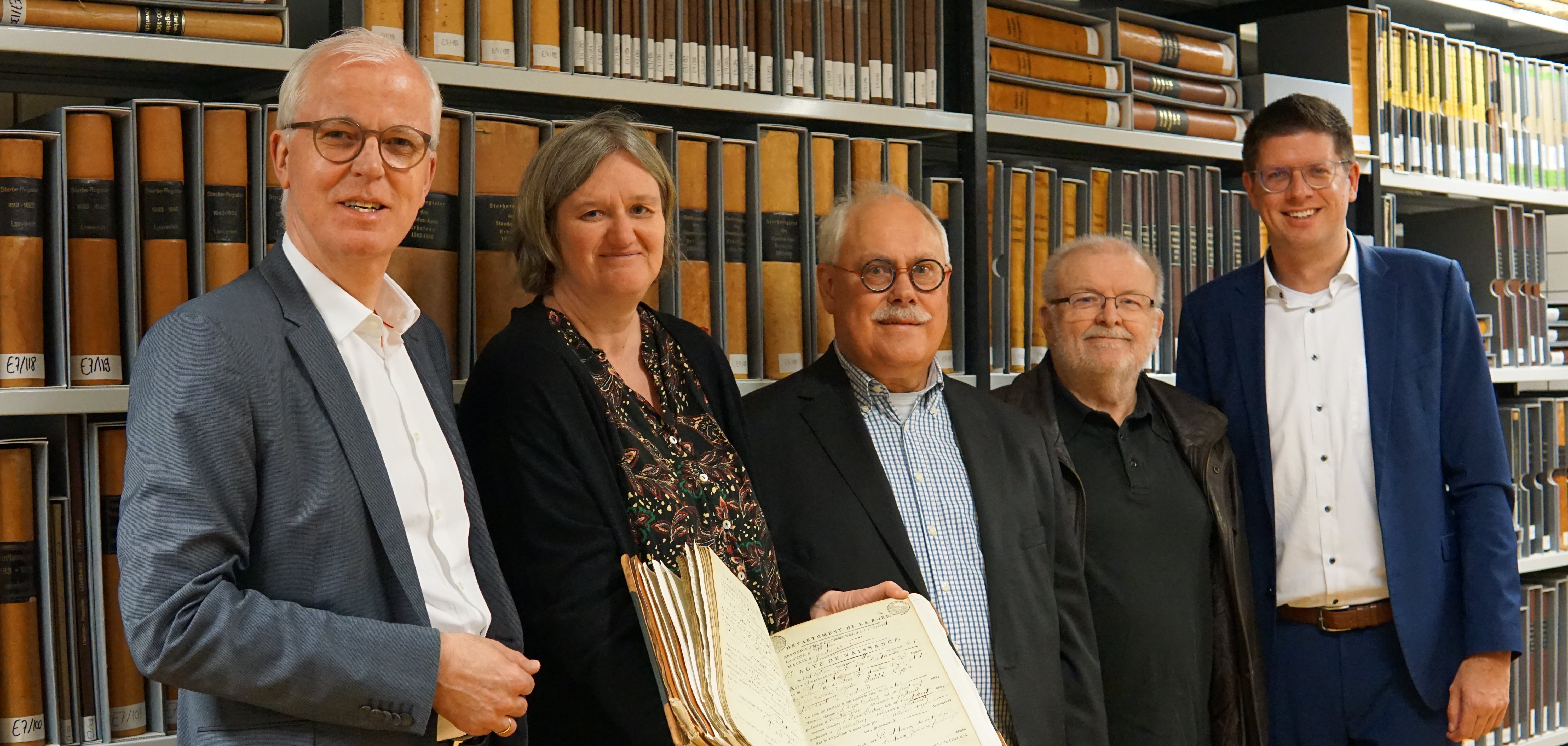 Freuen sich über die erweiterten Möglichkeiten der Ahnenforschung im Erkelenzer Stadtarchiv: Erster Beigeordneter Dr. Hans-Heiner Gotzen, Stadtarchivarin Karoline Meyntz, Herbert Mülfarth und Heinz Otto Schnier vom Arbeitskreis für Familienforschung im Geschichtsverein Grevenbroich e.V. und Umgebung sowie Bürgermeister Stephan Muckel (von links).