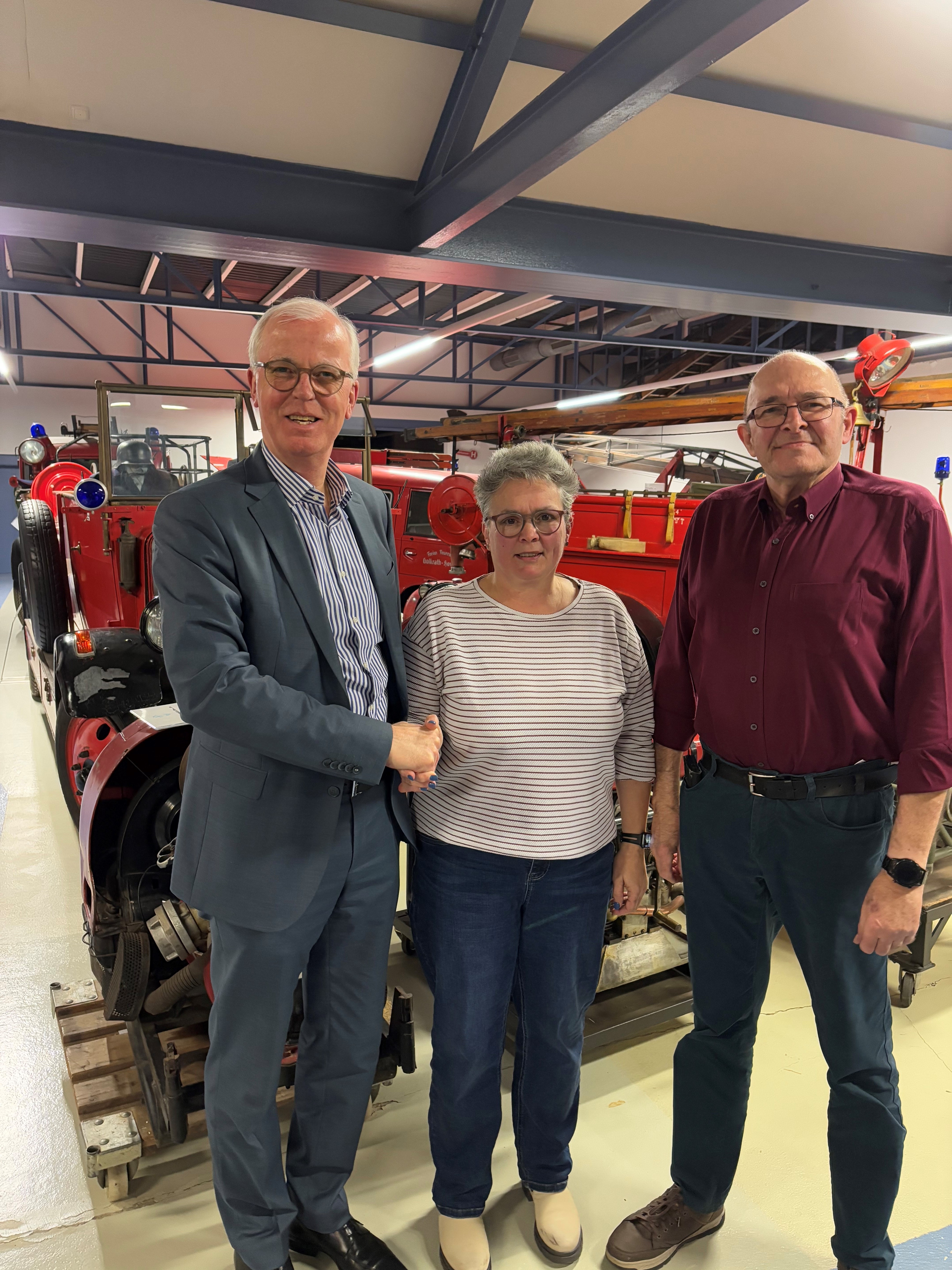 Gruppenfoto alter und neuer Vorstand Rheinisches Feuerwehrmuseum mit Feuerschutzdezernent