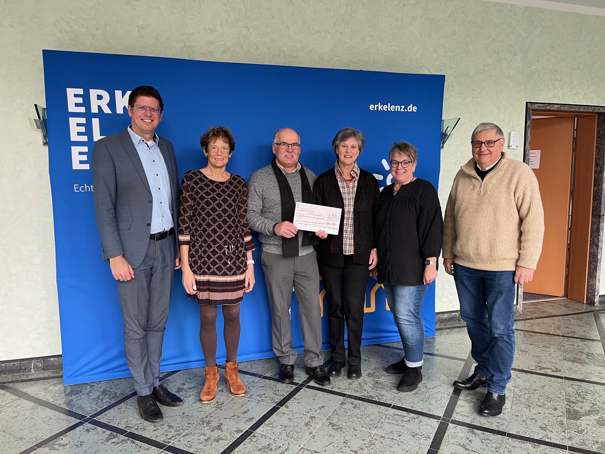 Gruppenfoto mit Vereinsmitgliedern und dem Bürgermeister