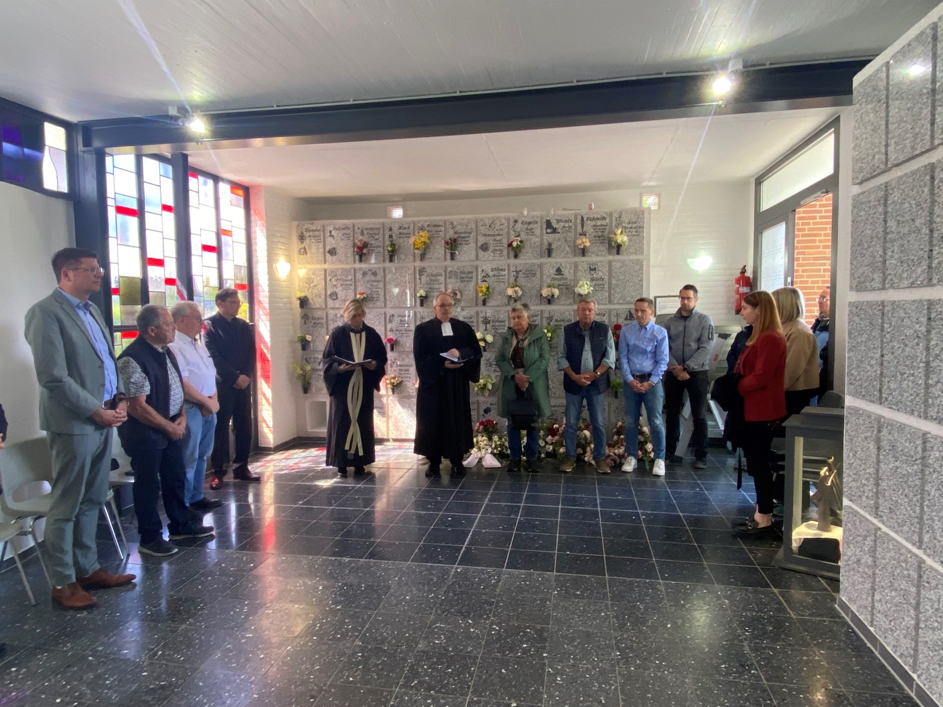 Die Erweiterung des Kolumbariums in der Trauerhalle in Granterath wurde feierlich eingesegnet. 45 neue Kammern stehen nun bereit.