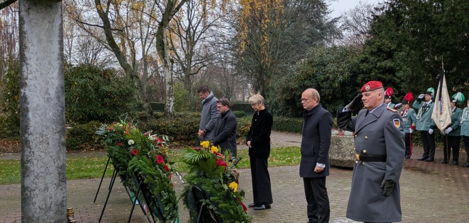 Von Links: Bürgermeister Stephan Muckel, Volksbund-Vorsitzender Thomas Kutschaty, Bildungsminsterin Dorothee Feller, Landtagspäsident André Kuper und Brigadegeneral Hans-Dieter Müller bei der Kranzniederlegung auf dem Friedhof an der Roermonderstraße.
